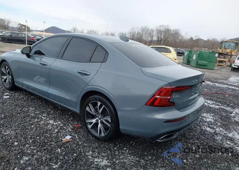 2022 Volvo S60 B5 Black Edition R-Design/B5 R-Design z USA, uszkodzony, nr VIN 7JRL12TM3NG174018